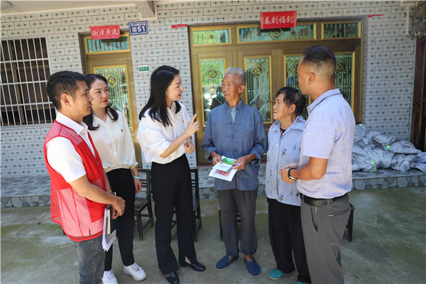 2023-8-31 貴州環(huán)交所黨支部、壩上村黨支部、貴陽(yáng)產(chǎn)控集團(tuán)金融務(wù)鏈上企業(yè)黨支部聯(lián)合開(kāi)展主題黨日活動(dòng)6.jpg