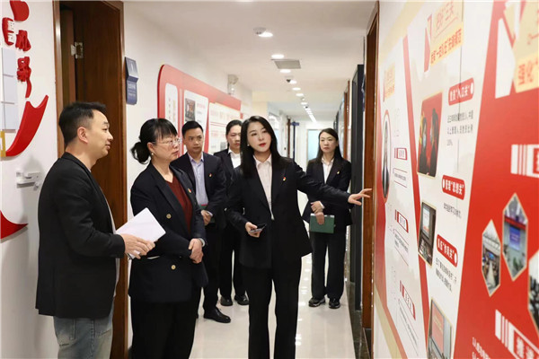 2023-11-27   貴陽(yáng)產(chǎn)控集團(tuán)黨委委員、副總經(jīng)理劉志宏到貴州環(huán)交所調(diào)研并座談2.jpg